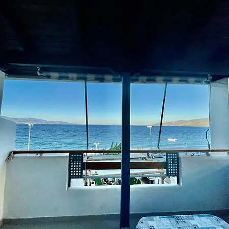 On The Beach Apartment *